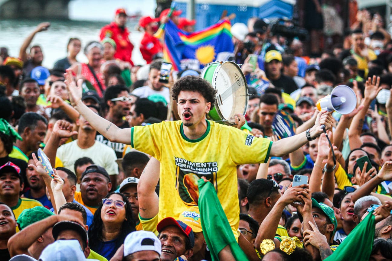 Torcida comemora conquista da Seleção no Centro do Recife com