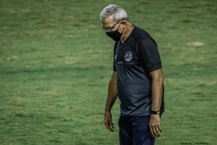Mesmo com a base em alta na temporada, Hlio dos Anjos demonstra calma para utilizar joias alvirrubras nas partidas