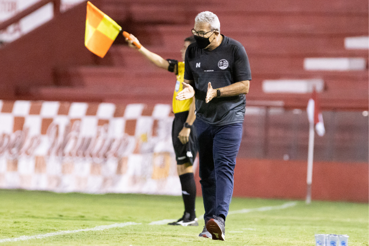 Hlio dos Anjos assume responsabilidade por sequncia ruim como visitante do Nutico