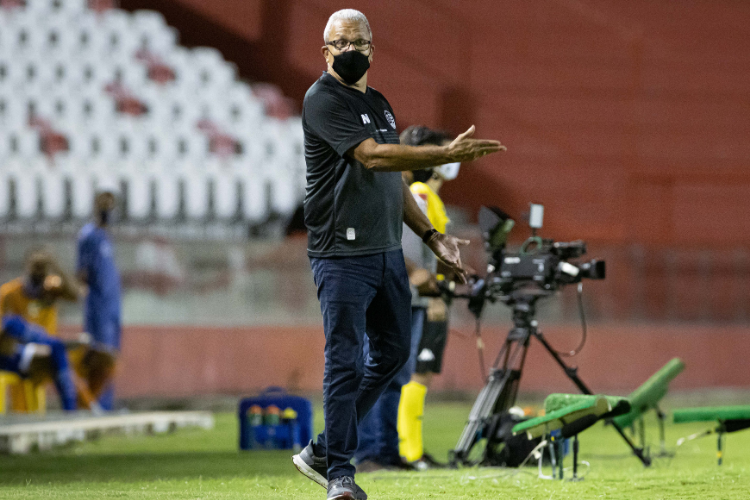 Hlio dos Anjos aponta reforos em todos os setores e prioridade para jogadores de fora