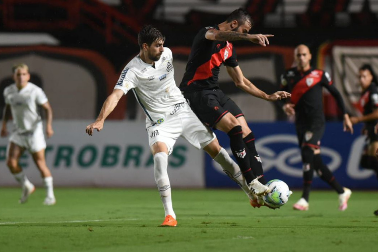 Ainda sonhando com Libertadores, Atltico-GO e Santos ficam no 1 a 1