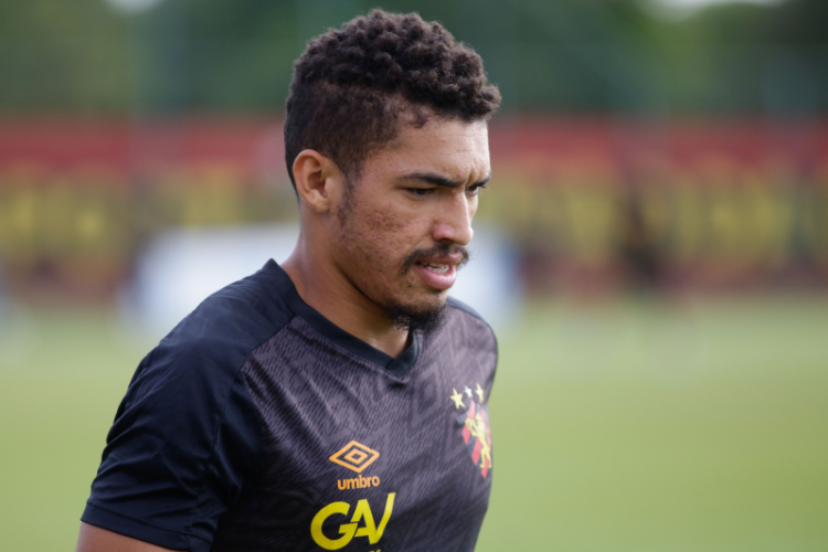 Celebrando vitria do Sport, Adyelson mostra otimismo para jogo contra Internacional