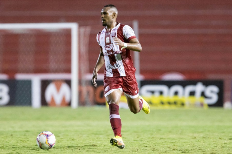 Aps sada litigiosa do Nutico, lateral Kevyn acerta com o CSA e j treina em Macei