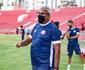 Celebrando soltura de Paulinho, Hlio dos Anjos pede futebol com mais posicionamento e bons exemplos