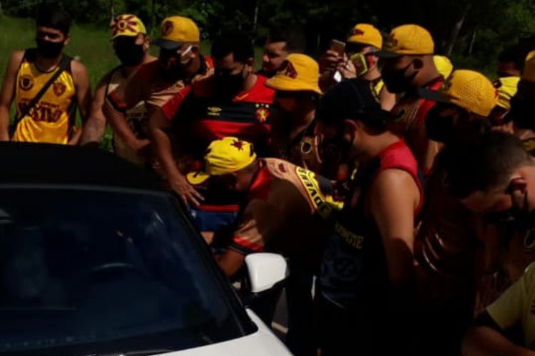 Antes de treino, faco se aglomera em frente ao CT do Sport para cobrar elenco leonino