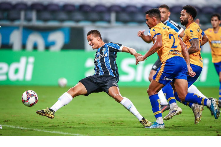 Grmio goleia Pelotas e segue no G4 do Campeonato Gacho