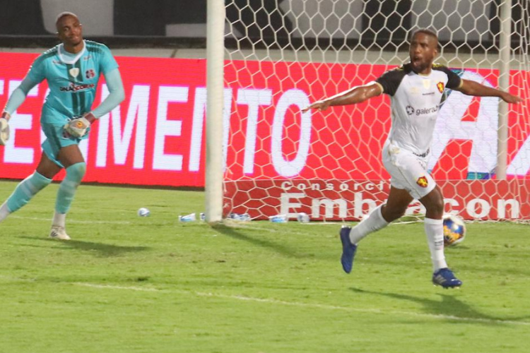Em partida com trs pnaltis e duas expulses, Sport bate Santa Cruz e respira no Nordesto