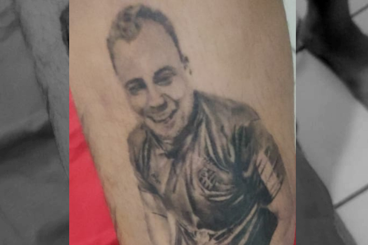 Torcedor faz tatuagem em homenagem a autor do gol da permanência