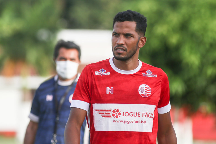 Sem data para estrear, situao de Yago Silva  tratada com cuidado no elenco do Nutico