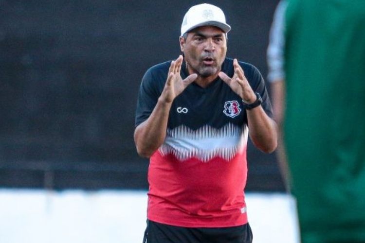 Treinador e gerente de futebol do Santa Cruz assistem a Sport e