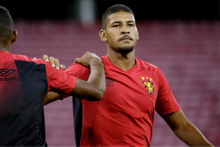 Revelao rubro-negra: Com trs jogos como profissional, zagueiro Renzo renova at 2024