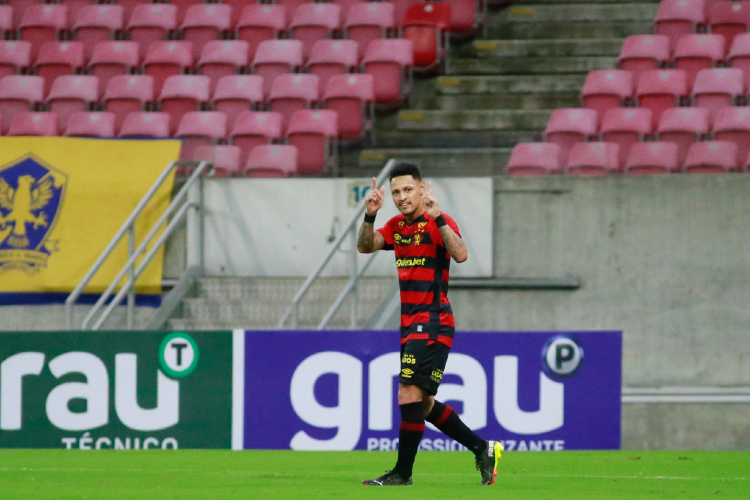 Sonho realizado, camisa 37 e felicidade do pai: atacante Everaldo é  apresentado no Sport - Esportes DP