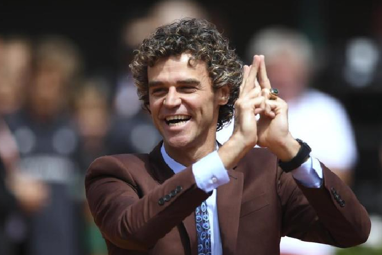 Surto História: 20 anos do tricampeonato de Gustavo Kuerten em Roland  Garros - Surto Olímpico