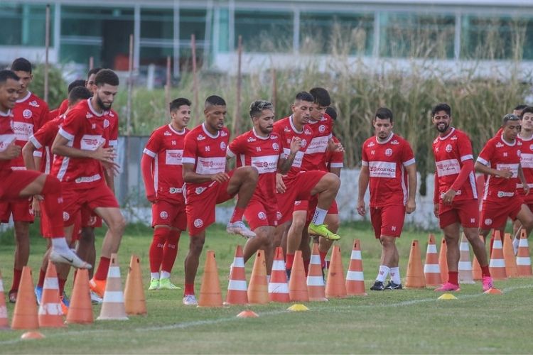 Camutanga celebra marca de 100 jogos com a camisa do Náutico