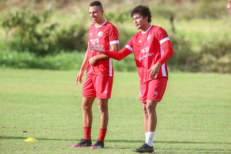 Na cobrança por um gol de falta, Jean Carlos, do Náutico, projeta jogo  contra o Goiás - Esportes DP