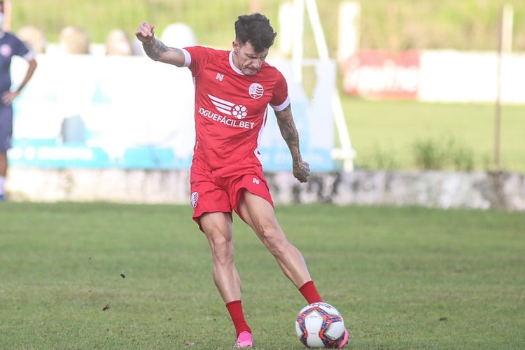 Na cobrança por um gol de falta, Jean Carlos, do Náutico, projeta jogo  contra o Goiás - Esportes DP