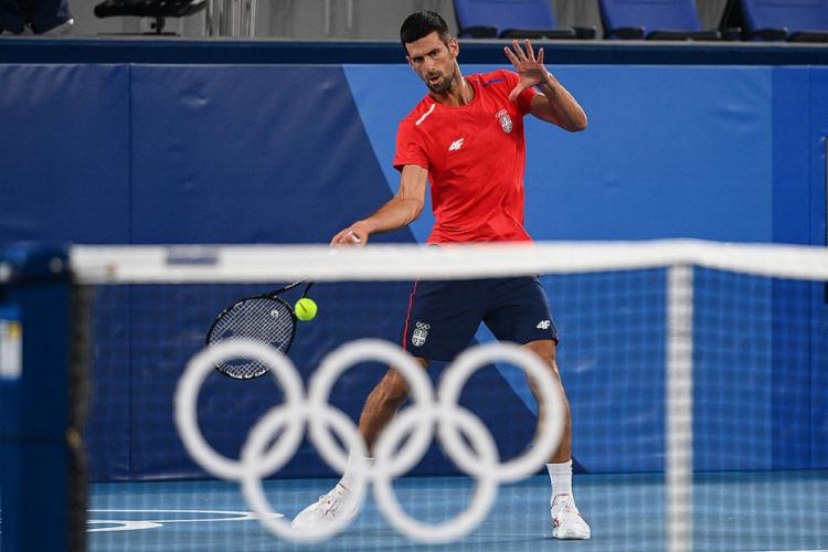 Djokovic chega a Tóquio tentando completar Golden Slam