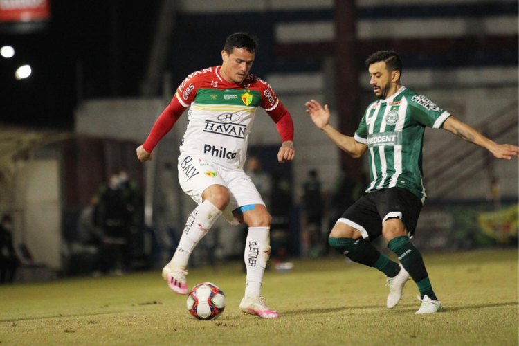 Em jogo atrasado, Coritiba desperdia chance de assumir liderana e Nutico segue na ponta da Srie B