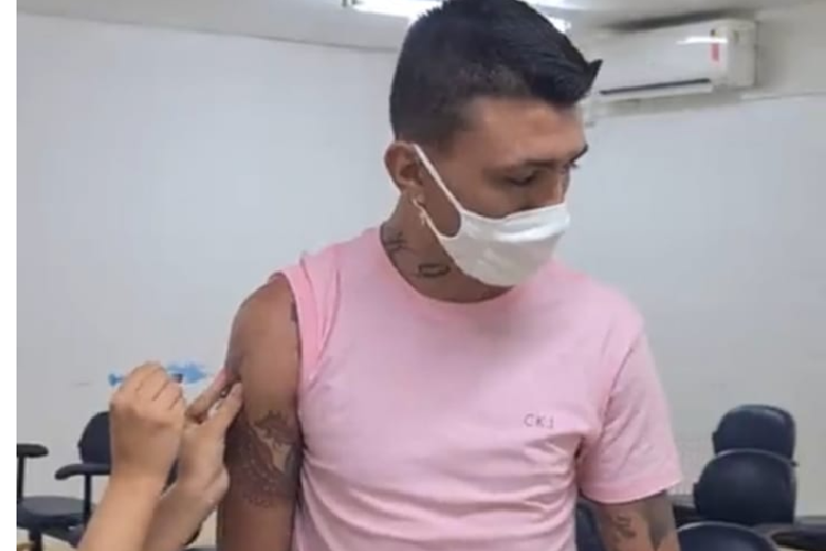 Jogadores do Nutico recebem vacina contra Covid-19