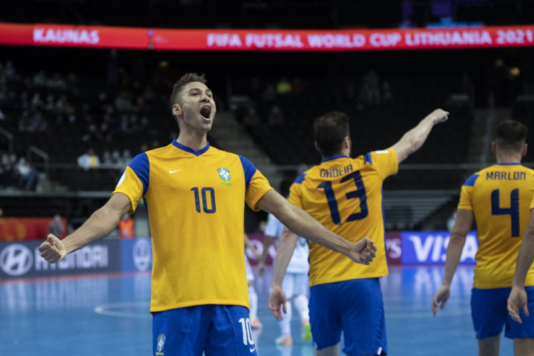 Futsal: Brasil leva susto, mas bate Japo e vai s quartas do Mundial