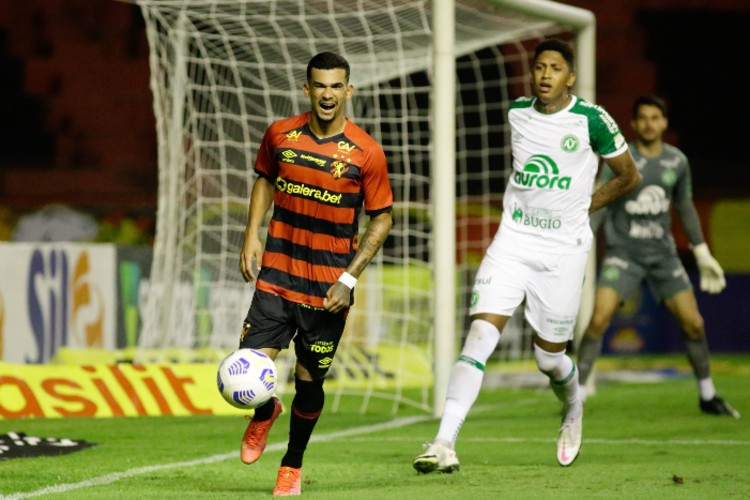 Técnico do Sport faz elogios ao meia Gustavo e indica utilização do jogador  na equipe titular - Esportes DP