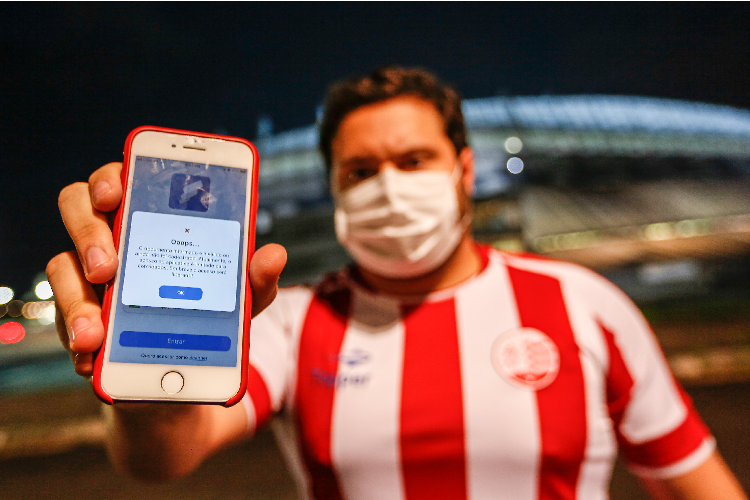 Torcedores do Nutico sofrem com problemas para se cadastrar no aplicativo de liberao ao jogo