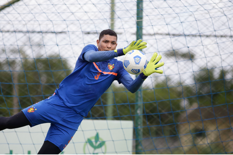 Vivendo melhor fase da carreira, goleiro do Sport traa objetivo de livrar rebaixamento e conquistar vaga na Sul-Americana