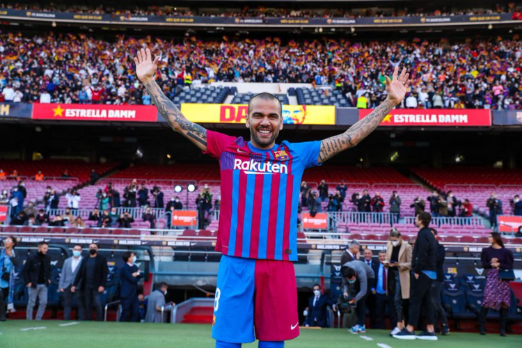 De volta aps cinco temporadas, Daniel Alves  apresentado pelo Barcelona