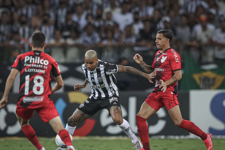 Com larga vantagem, Atltico-MG quer impedir milagre do Athletico-PR