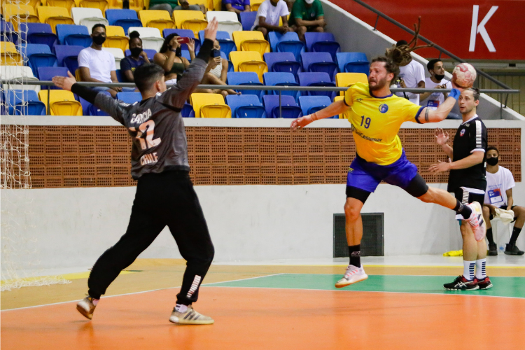 Brasil vence terceira seguida e termina primeira fase do Sul-Centro Americano na liderana