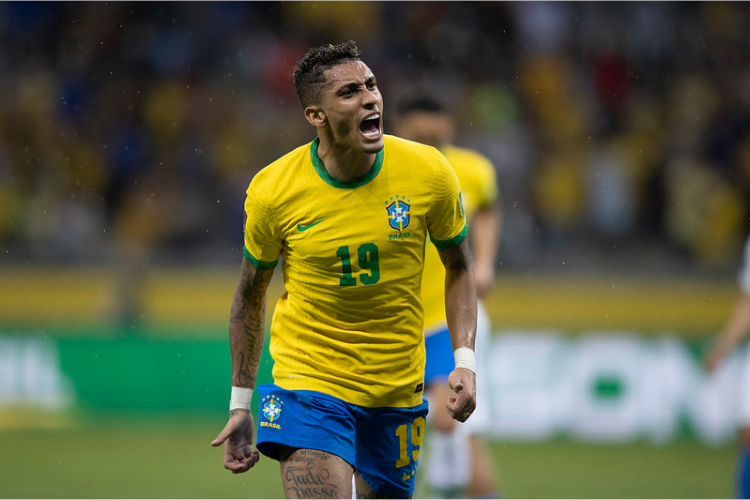 Com gol de Coutinho, seleção goleia Paraguai no Mineirão pelas