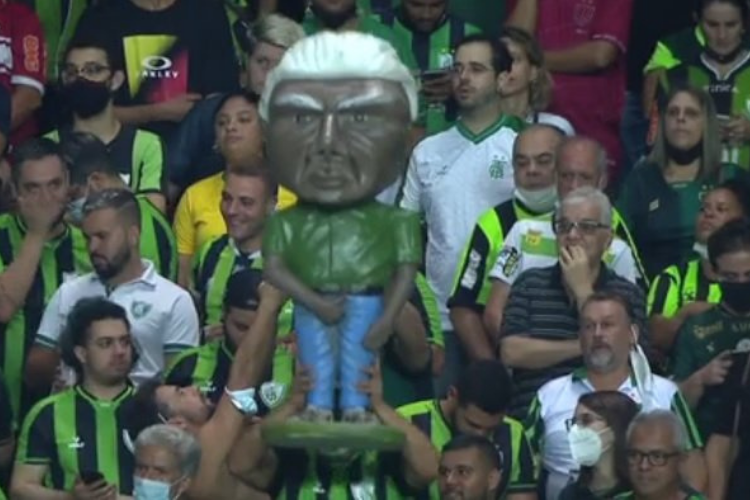 'Mestre Giva': Givanildo Oliveira vira boneco nas mos de torcida do Amrica na Libertadores