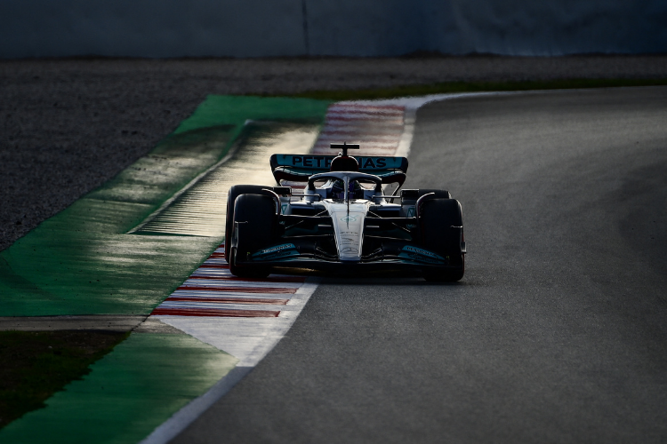 Hamilton e Mercedes dominam testes da F1 nesta sexta-feira em Montmel