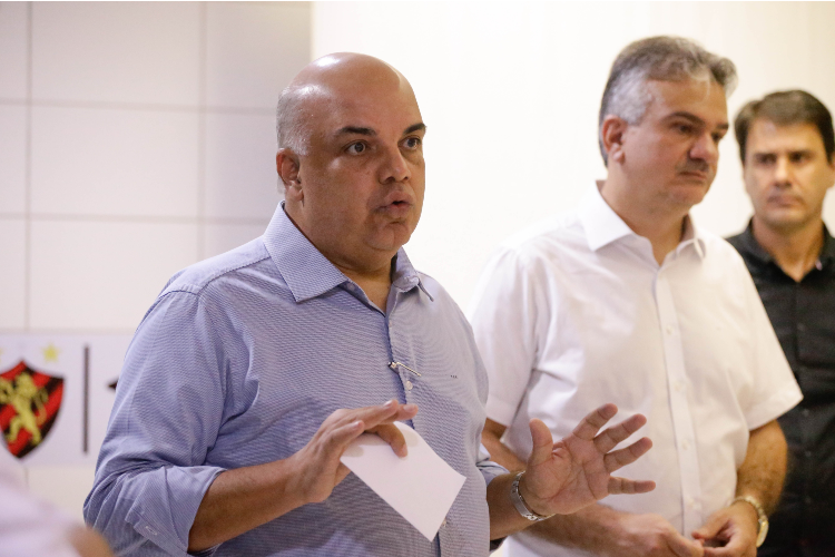 Diretoria do Sport adota cautela ao falar das negociaes com novo treinador