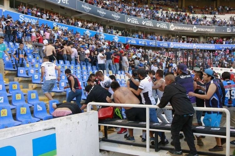 Briga entre torcedores deixa 22 feridos em partida do campeonato