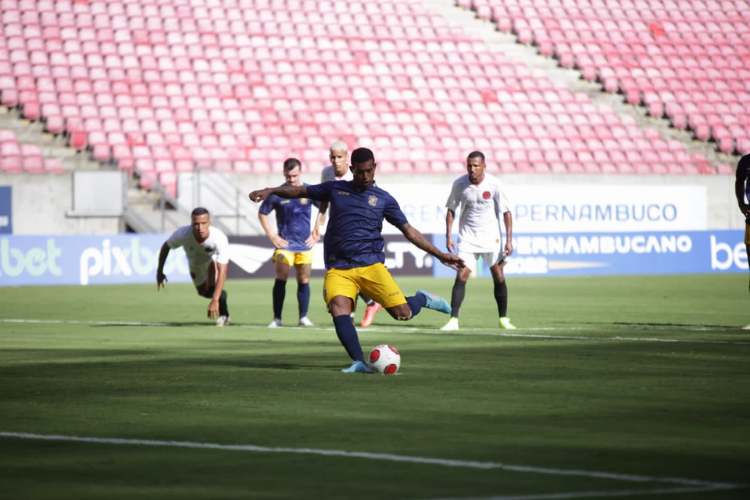 Com mais um gol de Renato, Retr vence bis e garante vaga nas semifinais do Pernambucano