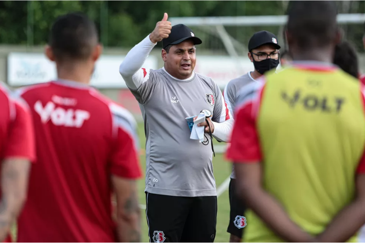 Leston revela 'trabalho mental' com elenco do Santa Cruz para semifinal contra o Nutico