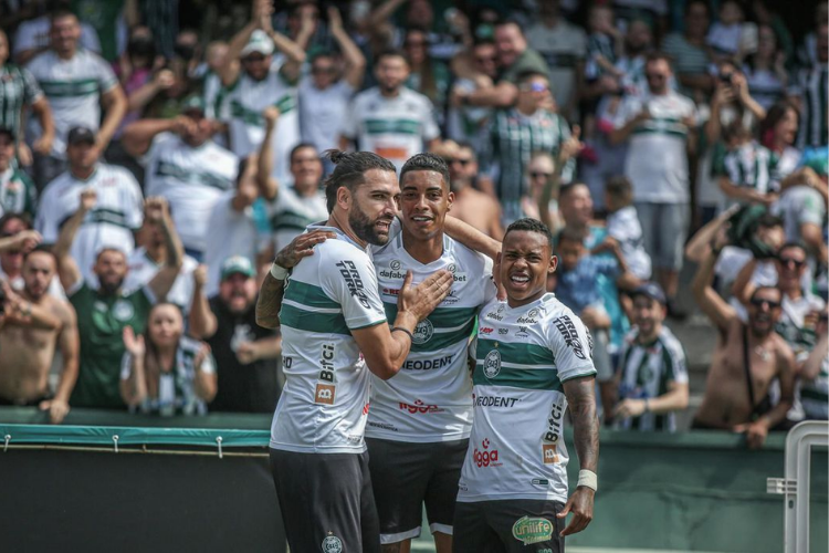 Coritiba estreia no Brasileiro com vitria por 3 a 0 sobre o Gois