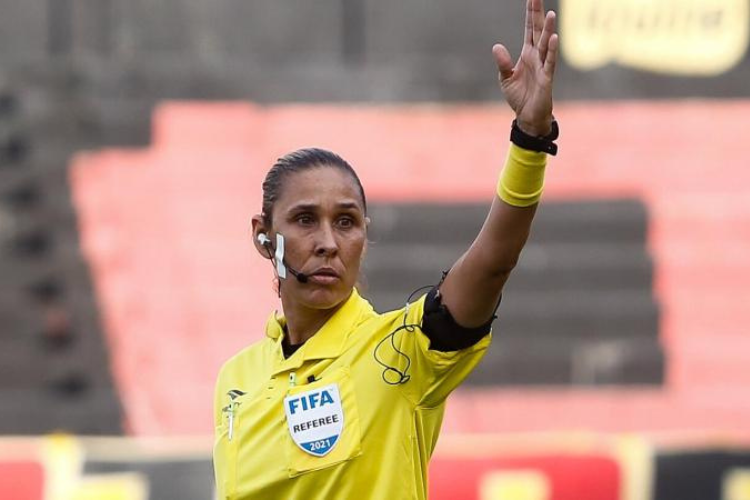 'Por que outras mulheres no apitam?', Deborah Ceclia comemora marco na arbitragem feminina