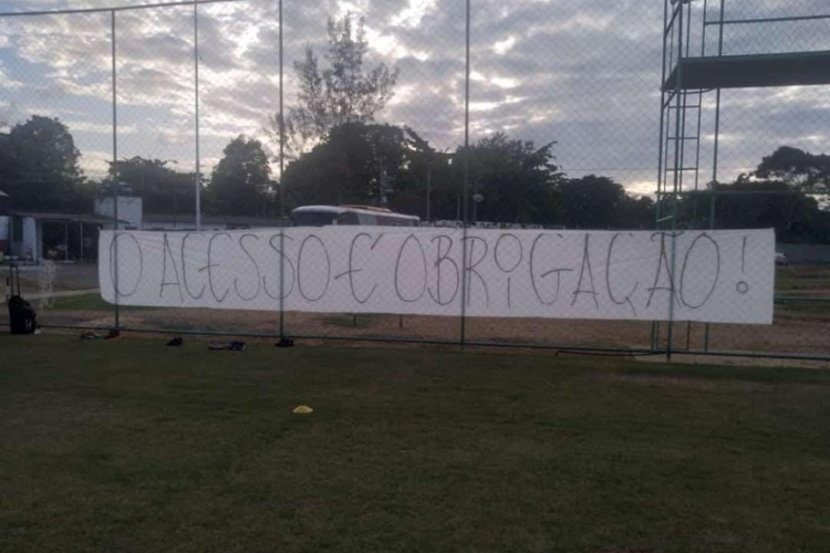 Grupo organizado invade CT do Santa Cruz em protesto por melhora de desempenho na Srie D