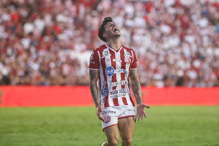 Na cobrança por um gol de falta, Jean Carlos, do Náutico, projeta jogo  contra o Goiás - Esportes DP