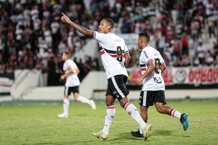 Com dois gols, Raphael Macena se destaca em vitria e acirra disputa no ataque do Santa Cruz