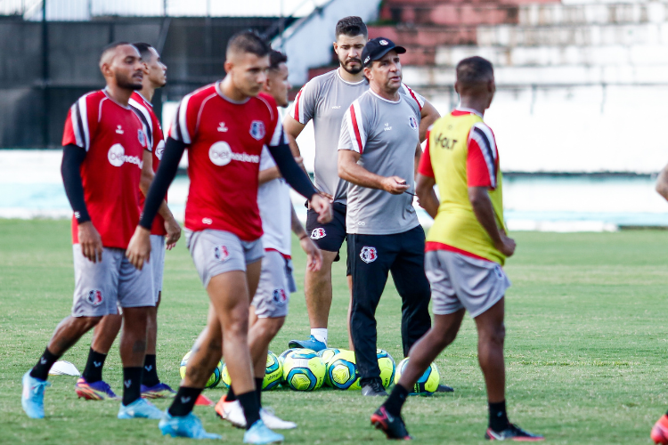 Apesar da vaga encaminhada, mantra no Santa Cruz  pensar 'jogo a jogo' na disputa da Srie D
