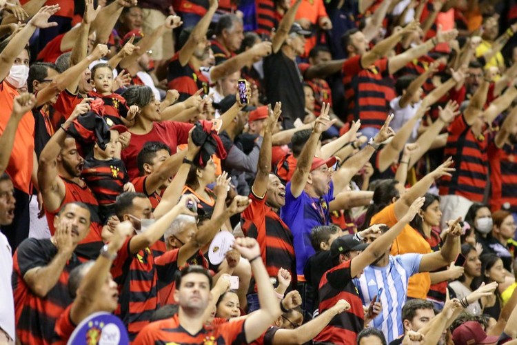 Futebol Alternativo TV on X: Torcida do Taubaté comemorou a vitória no  Canindé praticando parkour  / X