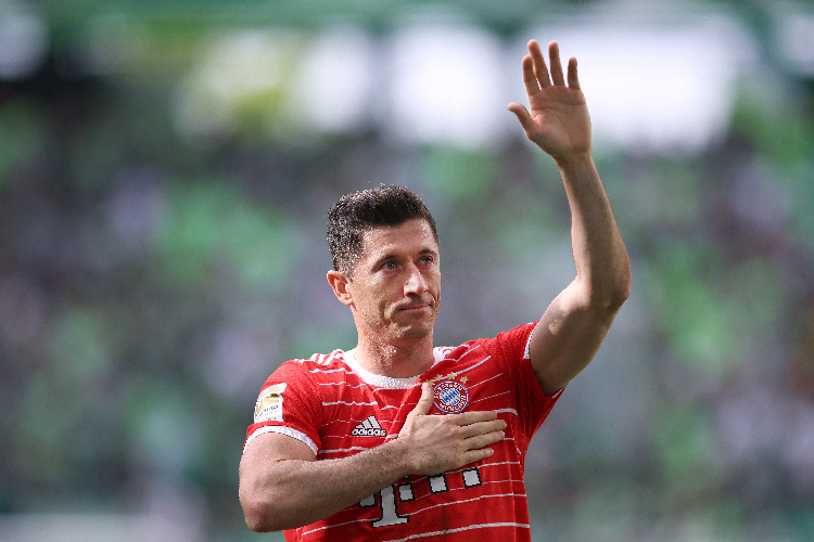 Der FC Bayern München gibt Vereinbarung über einen Transfer von Lewandowski zum FC Barcelona bekannt