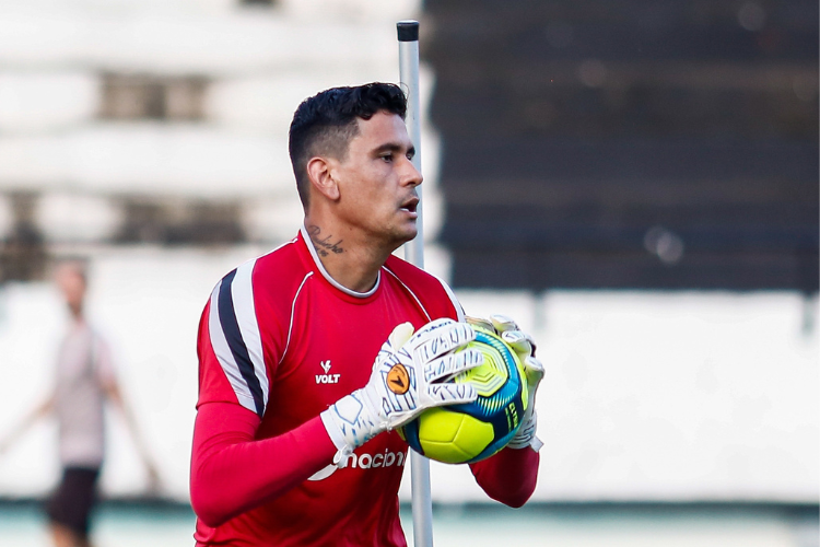 Jefferson se recupera da Covid-19 e fica  disposio no Santa Cruz para volta contra o Retr