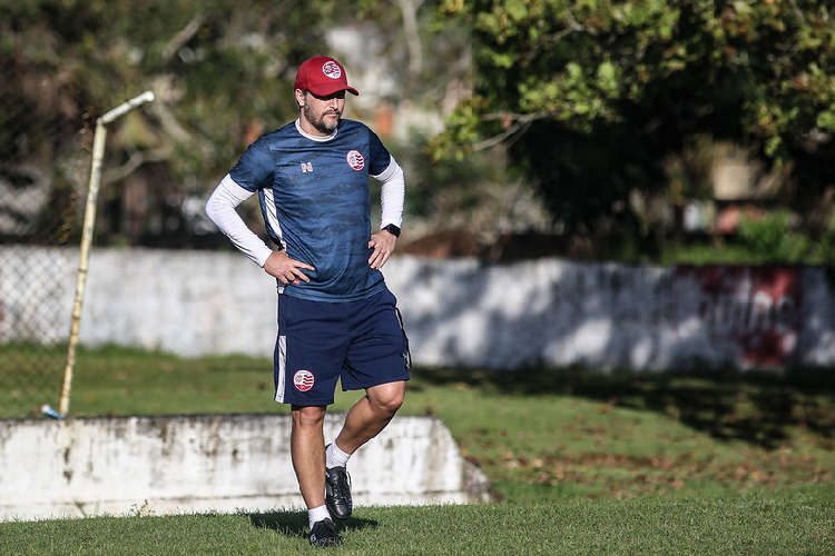 Treinador Elano destaca necessidade de vitria do Nutico: 'Temos que voltar a vencer'