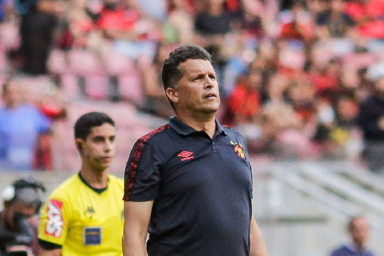Claudinei nega que Sport precisa contratar meia e diz que reforço está no próprio elenco