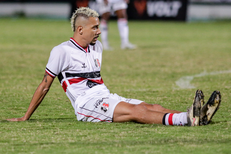 Da missa, um tero: Santa Cruz vai para quinta temporada na Srie D nos ltimos 15 anos