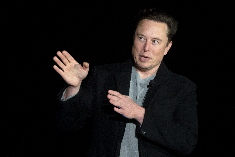 Elon Musk diz que mensagem no Twitter sobre comprar o Manchester United era piada